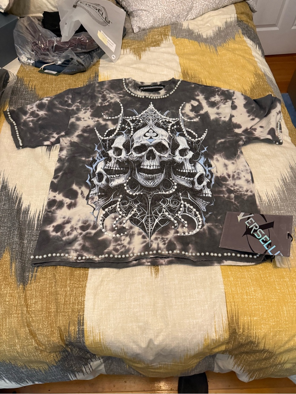 Verselli Mens Tie-Dye Skull Graphic Tee in Black & Cream Size L